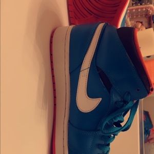 They are the Nike Air Jordan 1 Retro Mid Tropical Teal Infrared, size 9.5 used